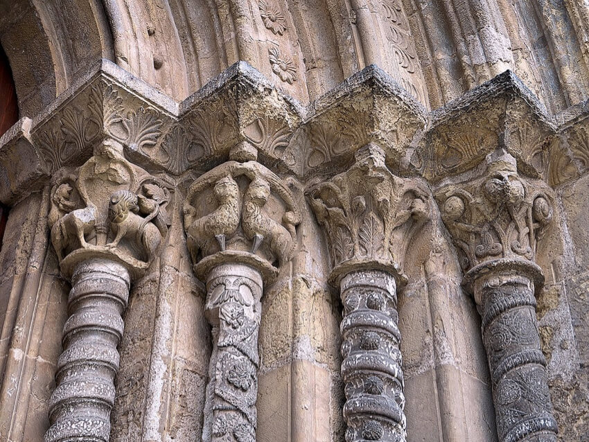 outer sculptures of a cathedral